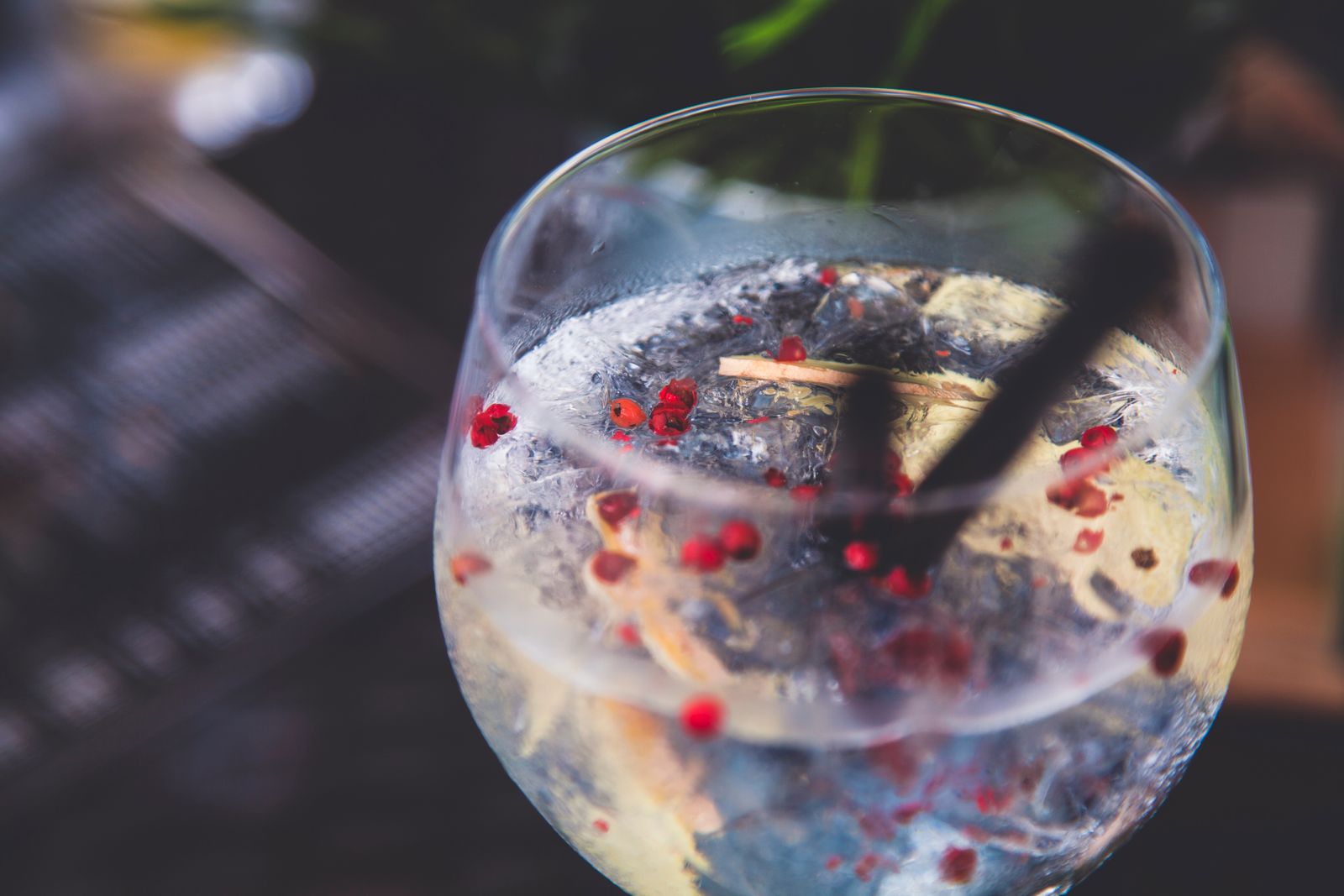 Jak se vyrábí gin: proč chutná pokaždé jinak, i když vzniká ze stejného základu