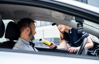 Policistka provádí dechovou zkoušku u řidiče